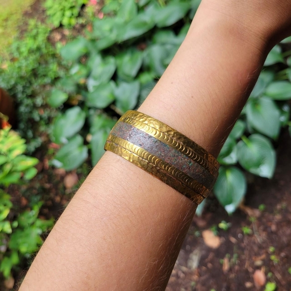 *RARE* Vintage Designer Celia / Andrea Harms Hammered Brass Cuff Bracelet - Picture 3 of 16